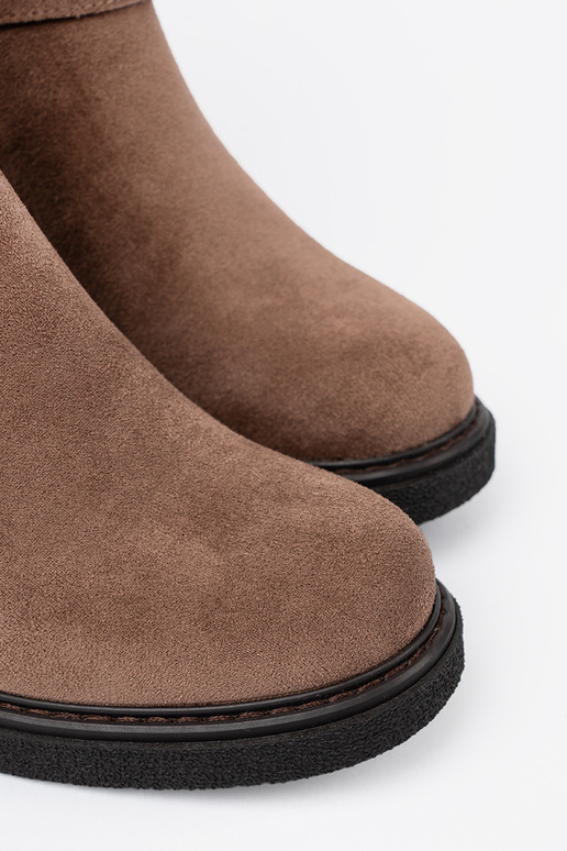Stilvoll Beige Schuhe auf einem stabilen Absatz Stilvoll Beige Schuhe auf einem stabilen Absatz