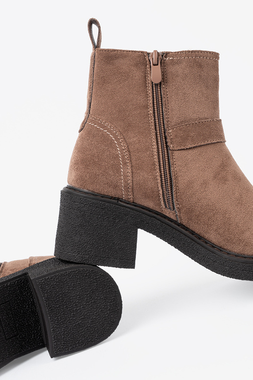 Élégant beige chaussures sur un talon stable Élégant beige chaussures sur un talon stable