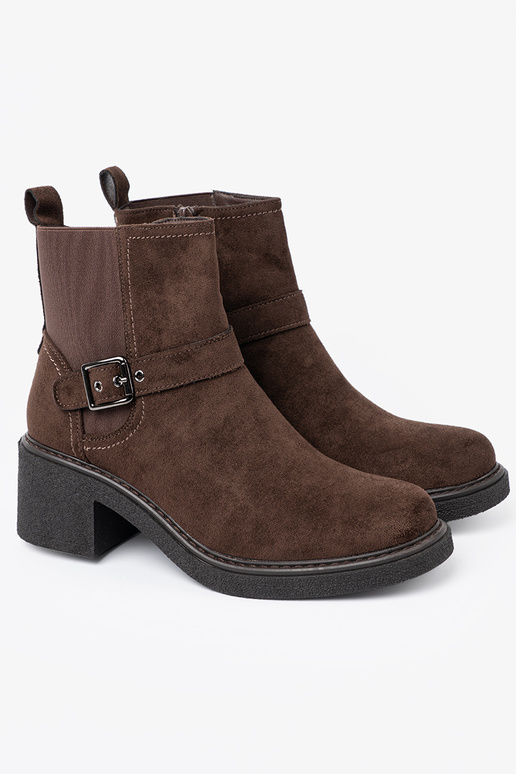 Élégant marron chaussures sur un talon stable Élégant marron chaussures sur un talon stable