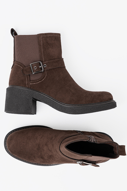 Élégant marron chaussures sur un talon stable Élégant marron chaussures sur un talon stable