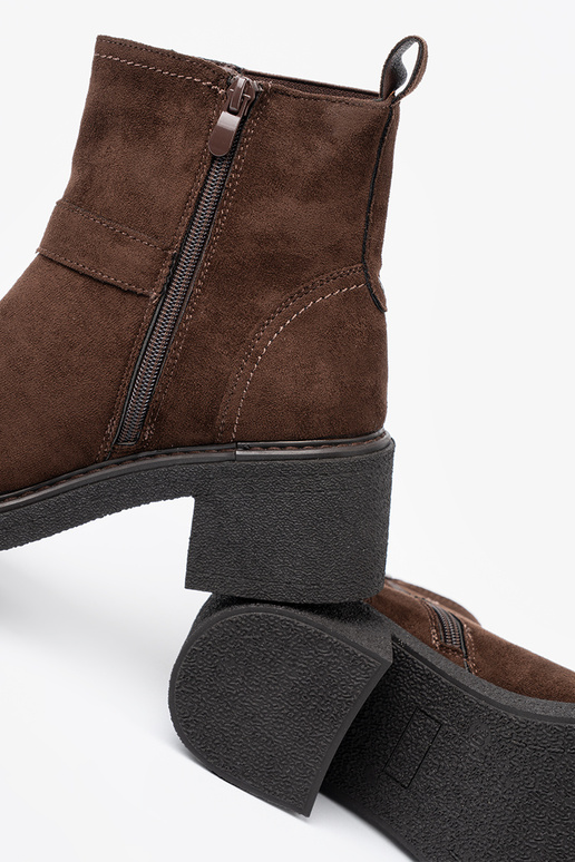 Élégant marron chaussures sur un talon stable Élégant marron chaussures sur un talon stable