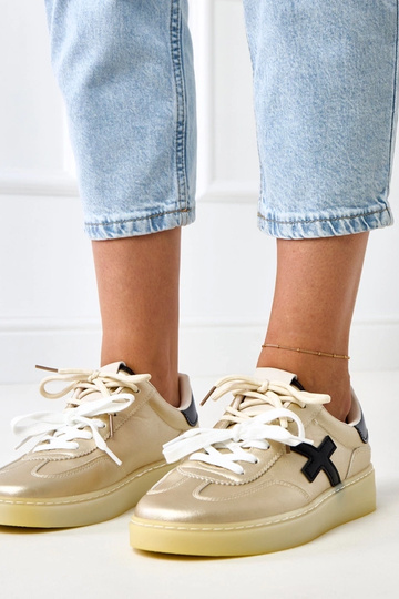 Gouden sneakers op platform...