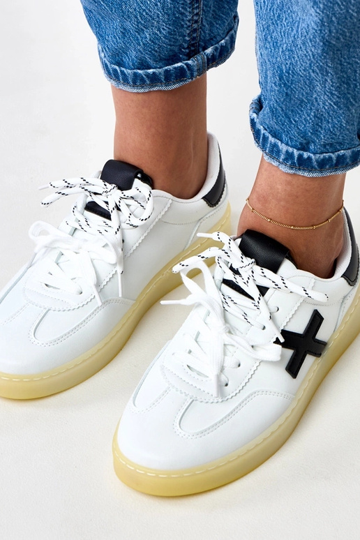 Witte sneakers op platform met zwarte... Witte sneakers op platform met zwarte...