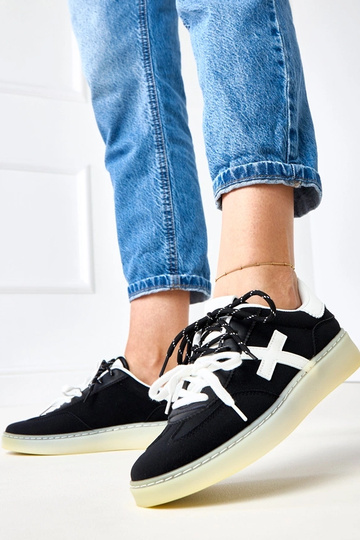 Zwarte sneakers op platform met witte inzet Eriksen 2