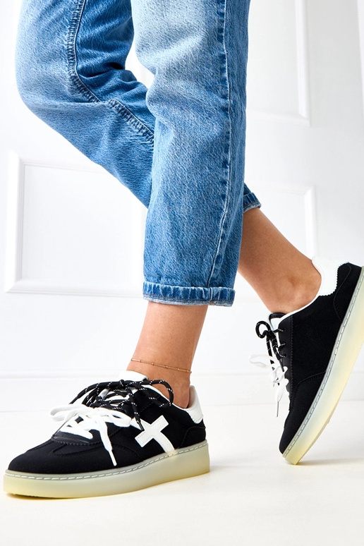 Zwarte sneakers op platform met witte... Zwarte sneakers op platform met witte...