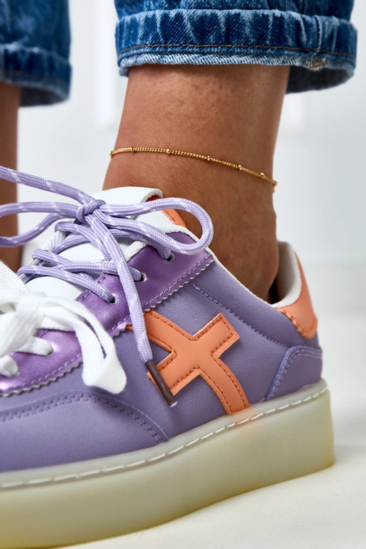 Violette Sneakers auf Plattform mit... Violette Sneakers auf Plattform mit...