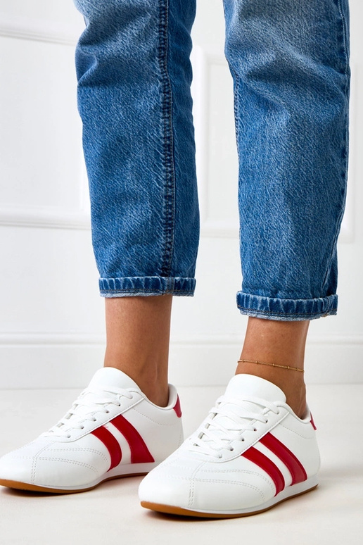 Baskets blanches de type tennis avec... Baskets blanches de type tennis avec...