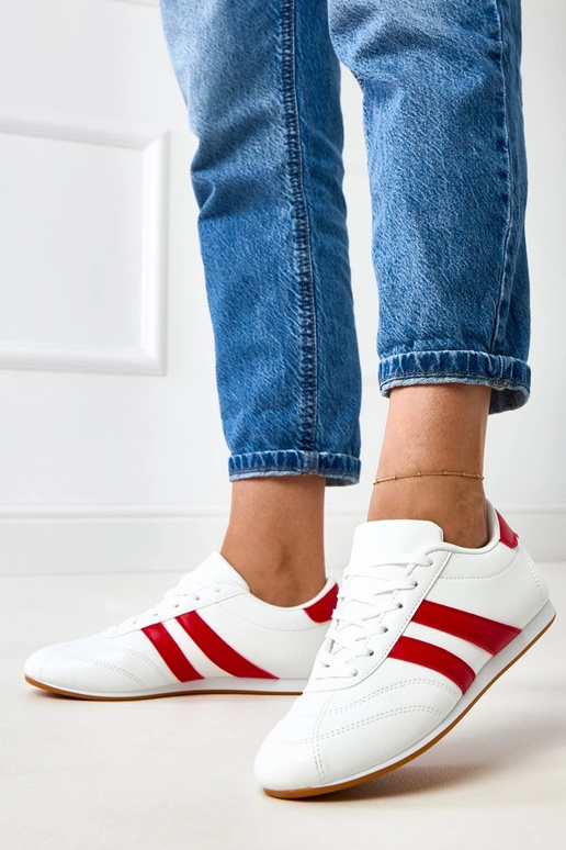 Witte tennisachtige sneakers met rode... Witte tennisachtige sneakers met rode...
