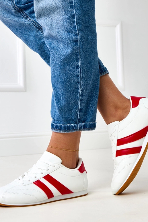 Baskets blanches de type tennis avec... Baskets blanches de type tennis avec...