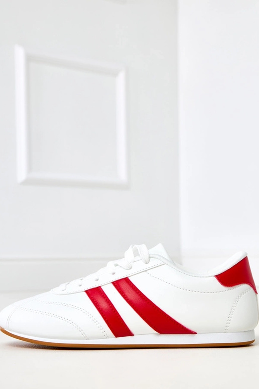 Weiße Tennisschuhe mit rotem Einsatz... Weiße Tennisschuhe mit rotem Einsatz...