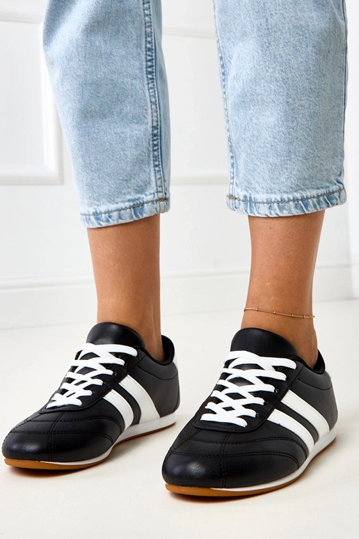 Schwarze Tennisschuhe mit weißem... Schwarze Tennisschuhe mit weißem...