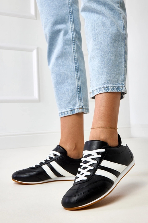 Zwarte tennisachtige sneakers met... Zwarte tennisachtige sneakers met...