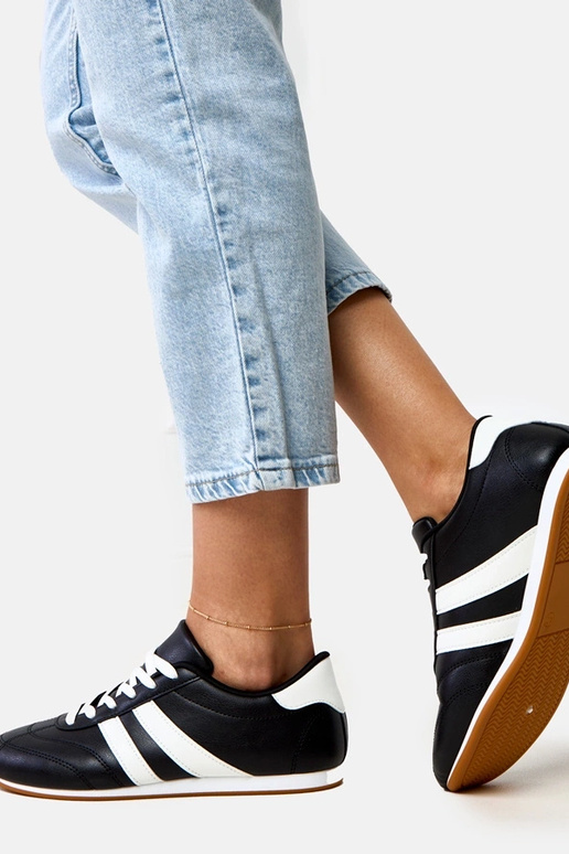 Baskets noires de type tennis avec... Baskets noires de type tennis avec...