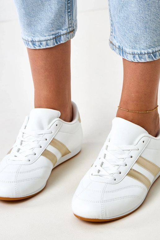 Weiße Tennisschuhe mit goldenem... Weiße Tennisschuhe mit goldenem...