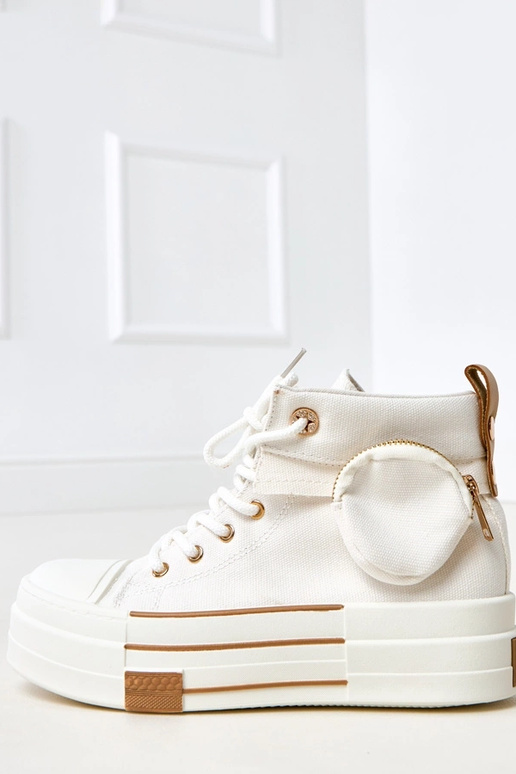 Weiße hohe Sportschuhe auf Plattform... Weiße hohe Sportschuhe auf Plattform...