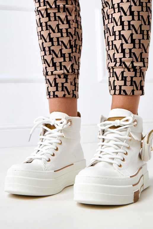 Witte hoge sportschoenen op platform... Witte hoge sportschoenen op platform...