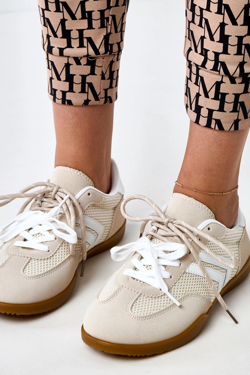 Sandfarbene Volleyball-Sneaker im... Sandfarbene Volleyball-Sneaker im...