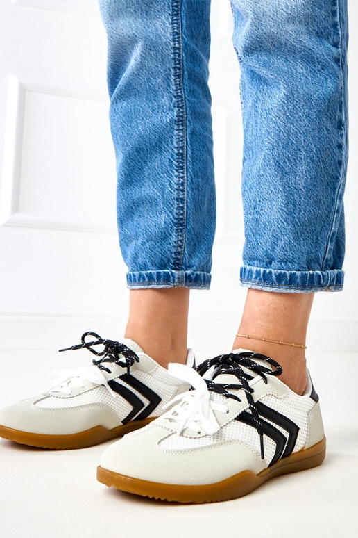 Witte sportieve schoenen van netstof... Witte sportieve schoenen van netstof...