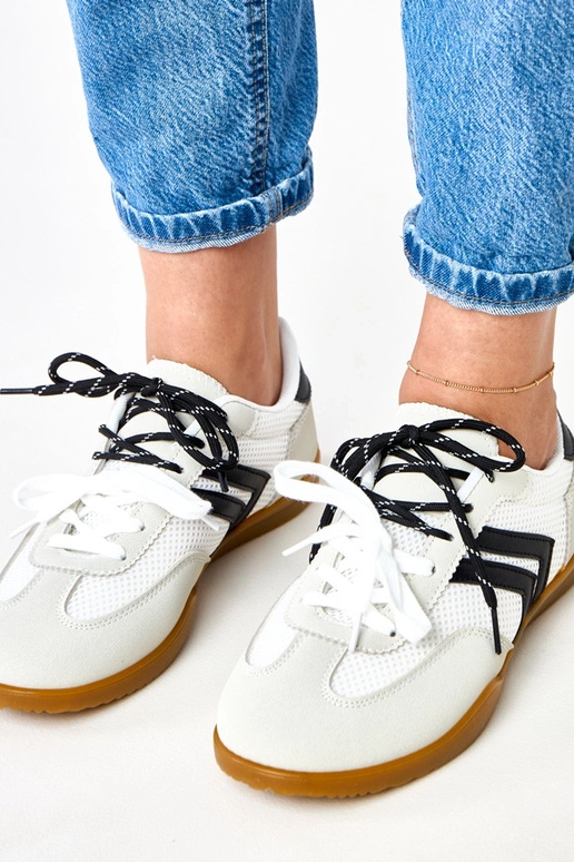 Witte sportieve schoenen van netstof... Witte sportieve schoenen van netstof...