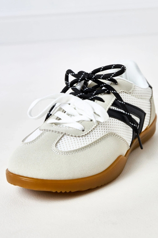 Witte sportieve schoenen van netstof... Witte sportieve schoenen van netstof...