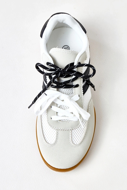 Weiße Volleyball-Sneaker im... Weiße Volleyball-Sneaker im...