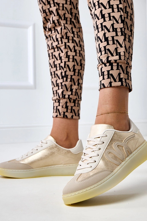 Zandkleurige sportschoenen met... Zandkleurige sportschoenen met...