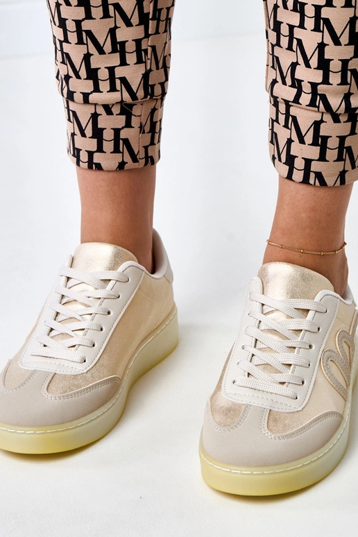 Sandfarbene Sneakers mit Plattform... Sandfarbene Sneakers mit Plattform...