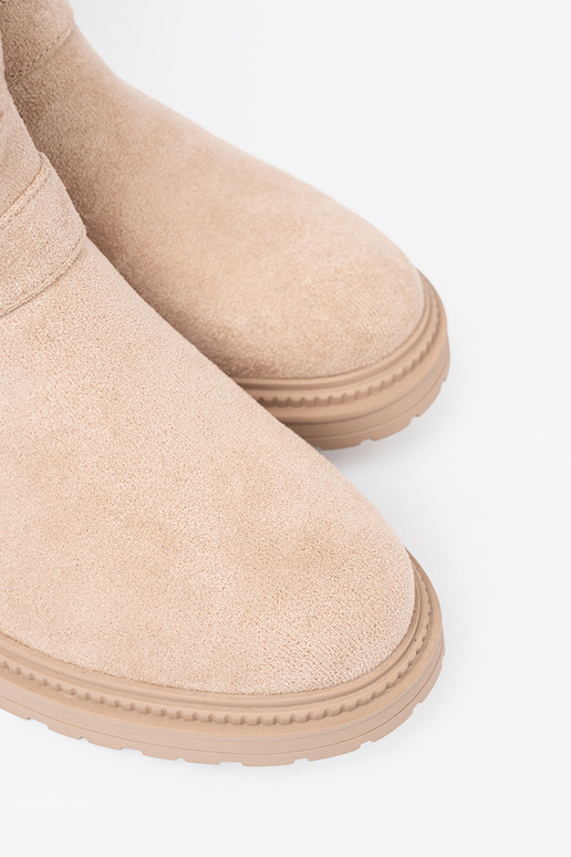 Stijlvol jsnobeige laarzen met decoratieve gespen