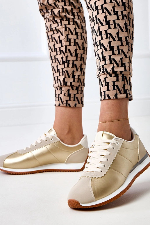 Zandkleurige sneakers met... Zandkleurige sneakers met...