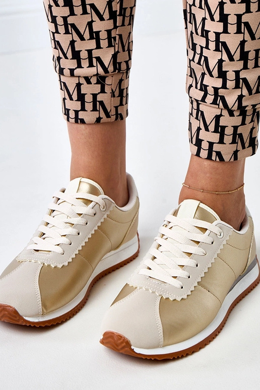 Baskets sportives couleur sable avec... Baskets sportives couleur sable avec...