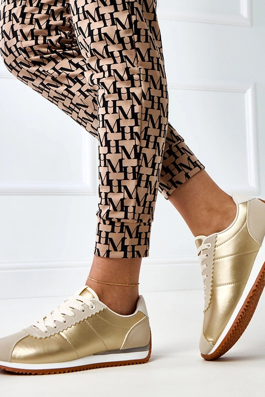 Zandkleurige sneakers met... Zandkleurige sneakers met...