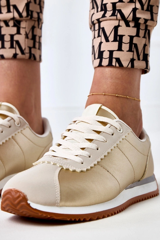 Sandfarbene Sportschuhe mit... Sandfarbene Sportschuhe mit...