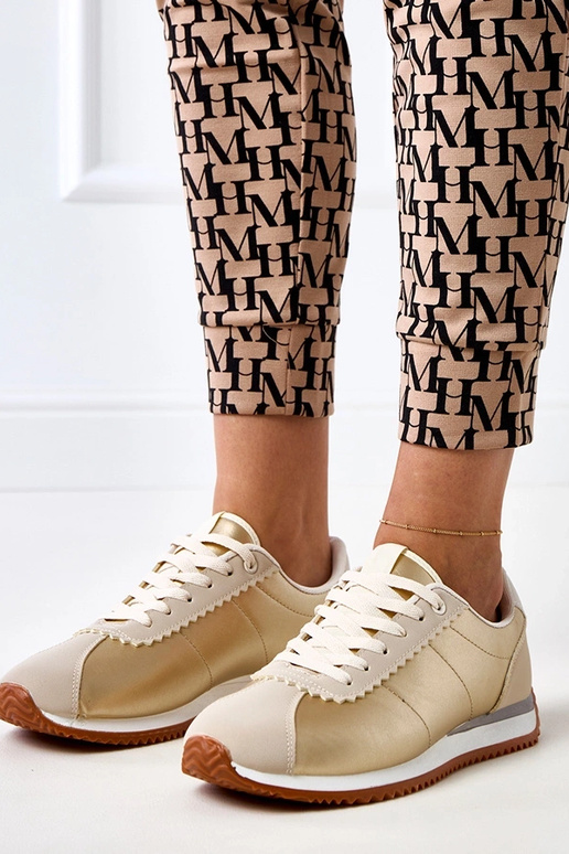 Sandfarbene Sportschuhe mit... Sandfarbene Sportschuhe mit...