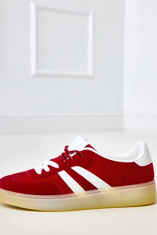 Rote Netz-Sneaker mit weißem Einsatz... Rote Netz-Sneaker mit weißem Einsatz...