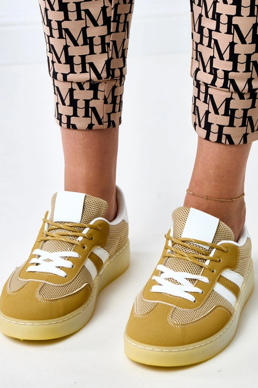 Gelbe Netz-Sneaker mit weißem Einsatz... Gelbe Netz-Sneaker mit weißem Einsatz...