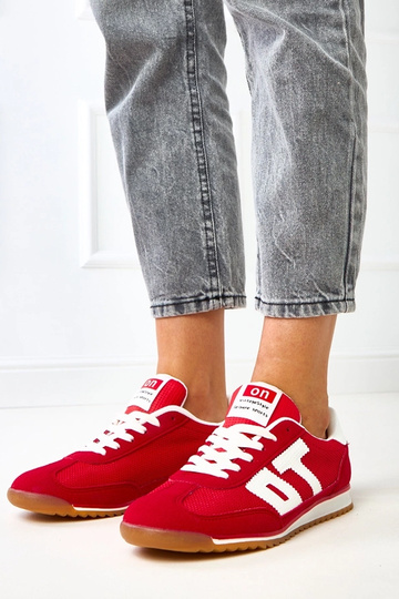Rote Sportschuhe mit weißen...
