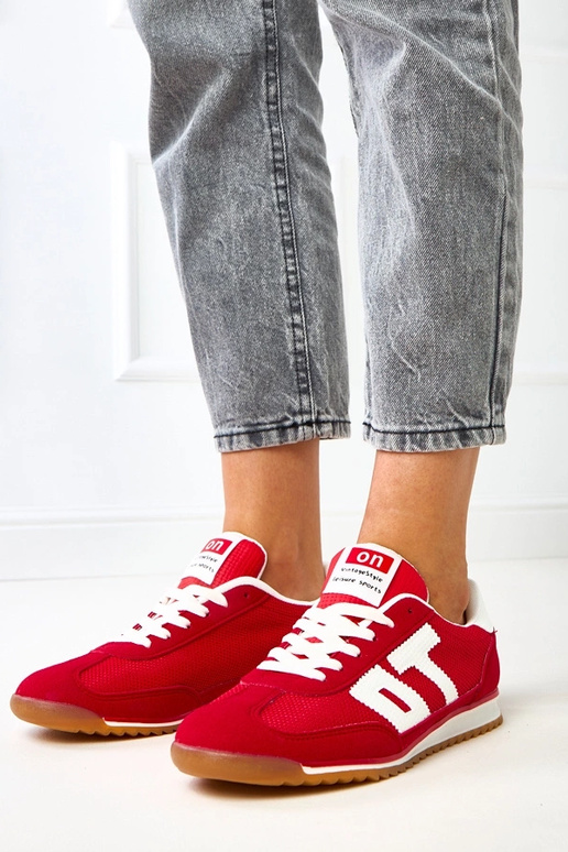 Rode sportschoenen met witte accenten... Rode sportschoenen met witte accenten...