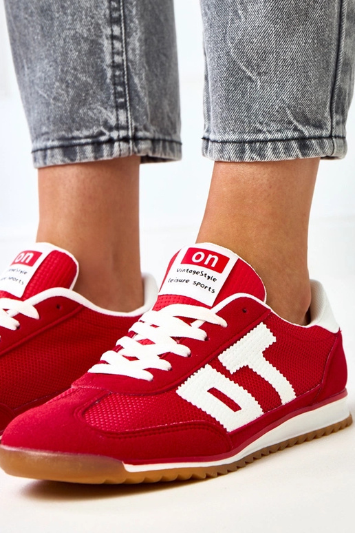 Rode sportschoenen met witte accenten... Rode sportschoenen met witte accenten...