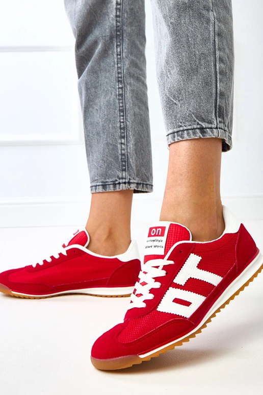 Rode sportschoenen met witte accenten... Rode sportschoenen met witte accenten...