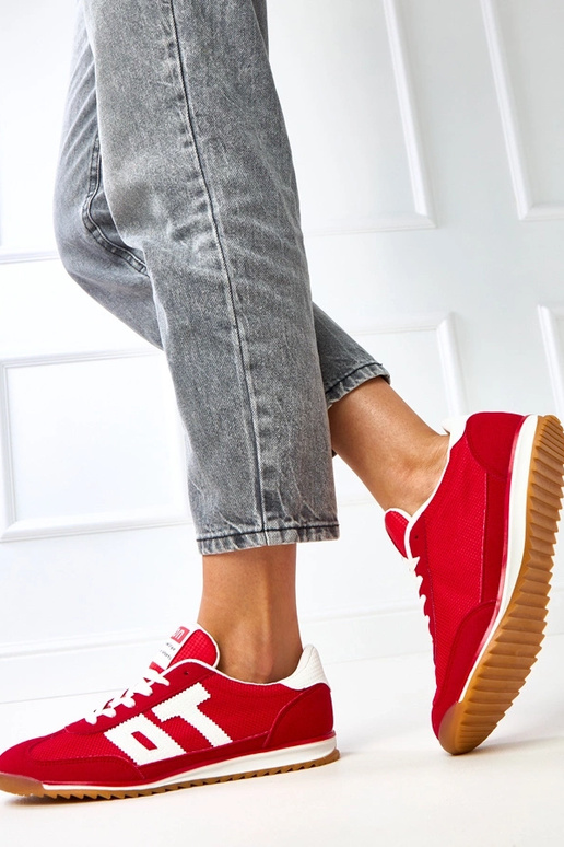 Rode sportschoenen met witte accenten... Rode sportschoenen met witte accenten...