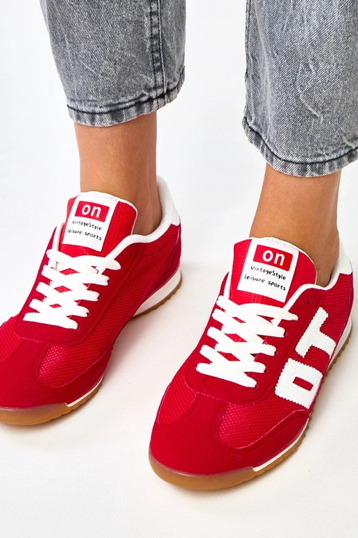 Rode sportschoenen met witte accenten... Rode sportschoenen met witte accenten...