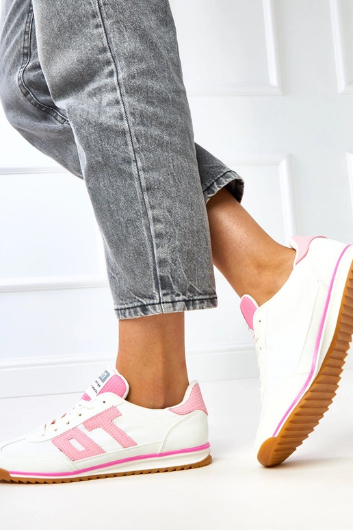 Witte sportschoenen met roze accenten... Witte sportschoenen met roze accenten...