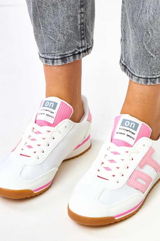 Witte sportschoenen met roze accenten... Witte sportschoenen met roze accenten...