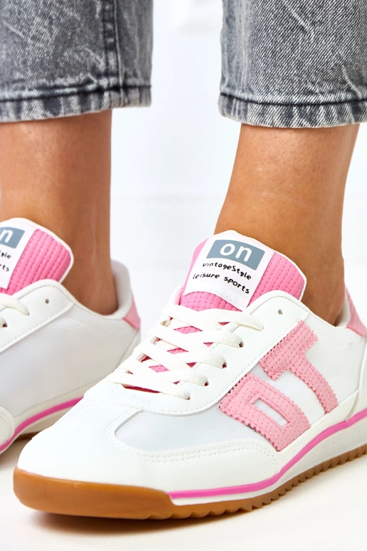 Witte sportschoenen met roze accenten... Witte sportschoenen met roze accenten...