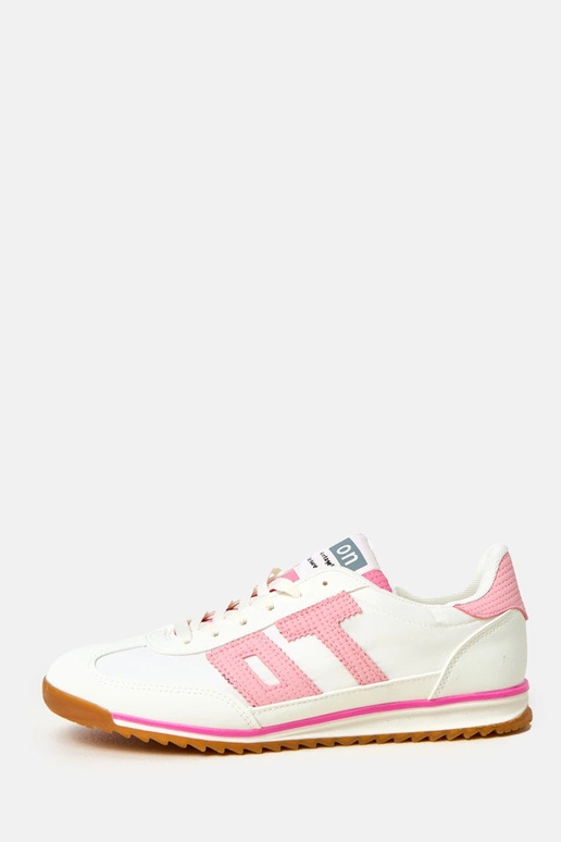Witte sportschoenen met roze accenten... Witte sportschoenen met roze accenten...