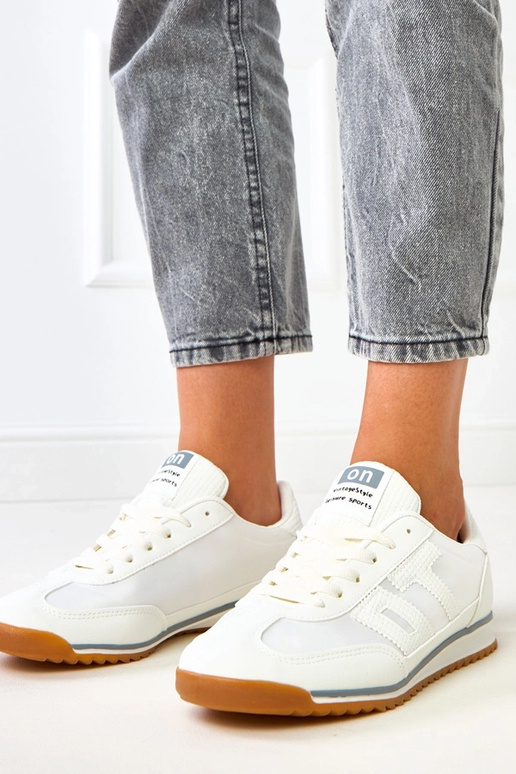 Witte sportschoenen met grijze... Witte sportschoenen met grijze...