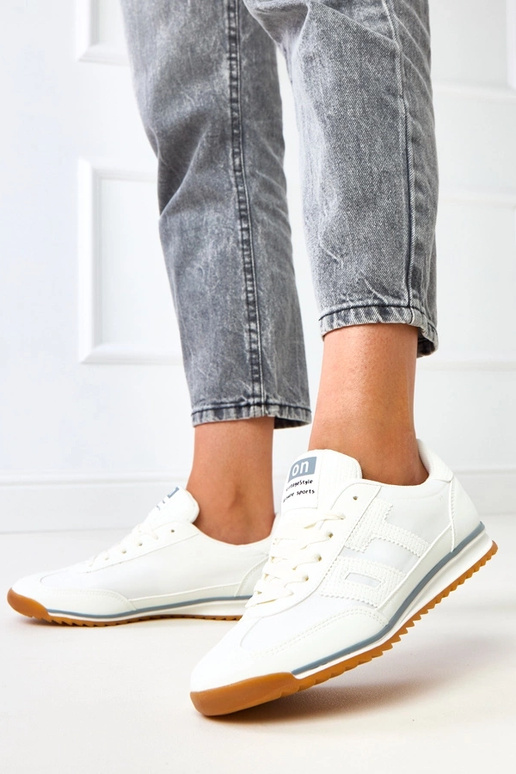 Weiße Sportschuhe mit grauen... Weiße Sportschuhe mit grauen...