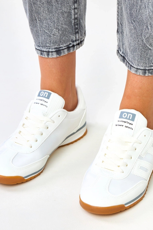 Weiße Sportschuhe mit grauen... Weiße Sportschuhe mit grauen...