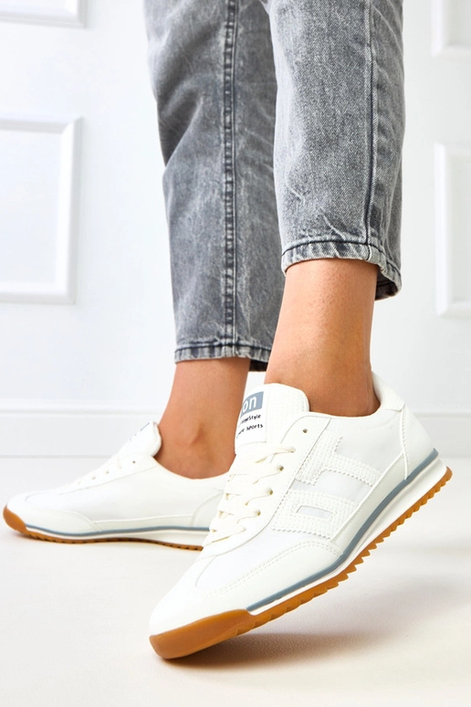 Witte sportschoenen met grijze... Witte sportschoenen met grijze...