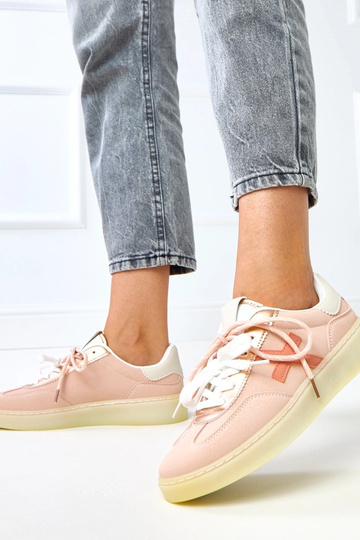 Roze sneakers op een...